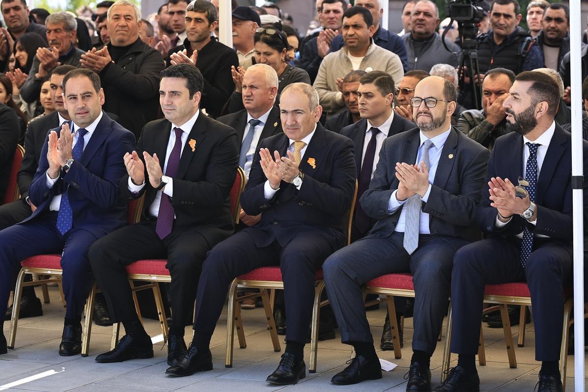 Pashinyan Travels to Yazidi Village for New Year's Celebration
